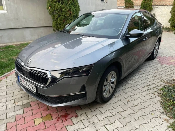 Škoda Octavia 1100E/Mesecno